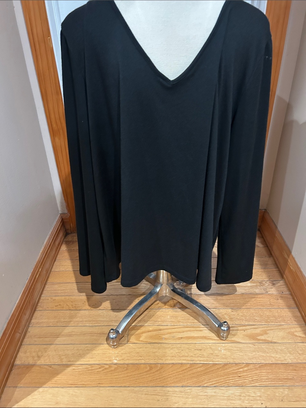 Carmen Marc Valvo Black V-Neck Long Sleeve Top